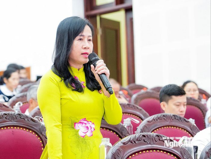 Đại biểu Lục Thị Liên - Phó Trưởng ban Văn hóa - Xã hội HĐND tỉnh phát biểu thảo luận. Ảnh: Phạm Bằng