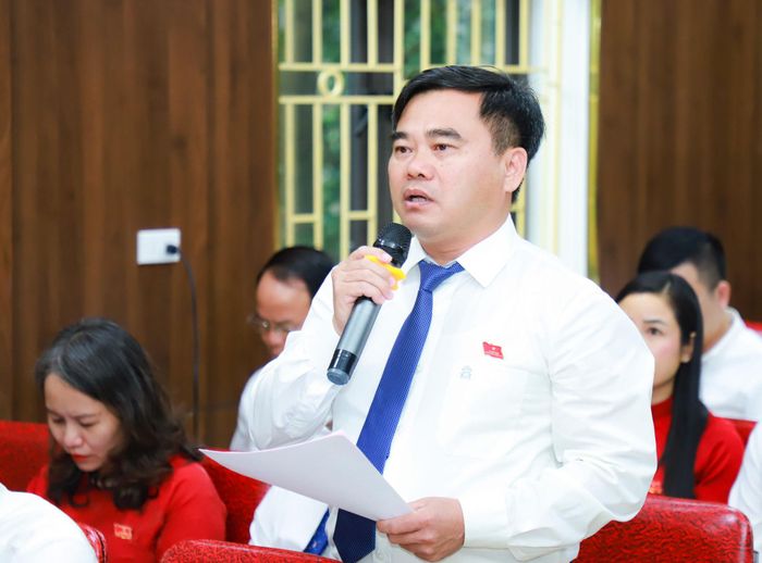 Đại biểu Nguyễn Viết Hùng (Tổ đại biểu số 11), Chủ tịch Hội Nông dân tỉnh phát biểu thảo luận. Ảnh: Thành Duy