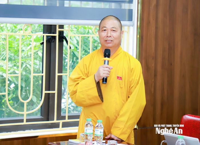 Đại biểu Trần Văn Duẩn (Hòa thượng Thích Thọ Lạc) phát biểu thảo luận đề xuất cơ chế về đất đai phát triển du lịch sinh thái gắn với tâm linh. Ảnh: Thành Duy