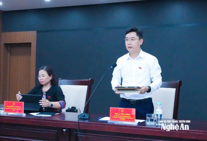 Đồng chí Lê Văn Lương - Ủy viên Ban Chấp hành Đảng bộ tỉnh, Bí thư Đảng ủy, Chủ tịch HĐND xã Tương Dương - Tổ trưởng điều hành phiên thảo luận. Ảnh: Mai Hoa