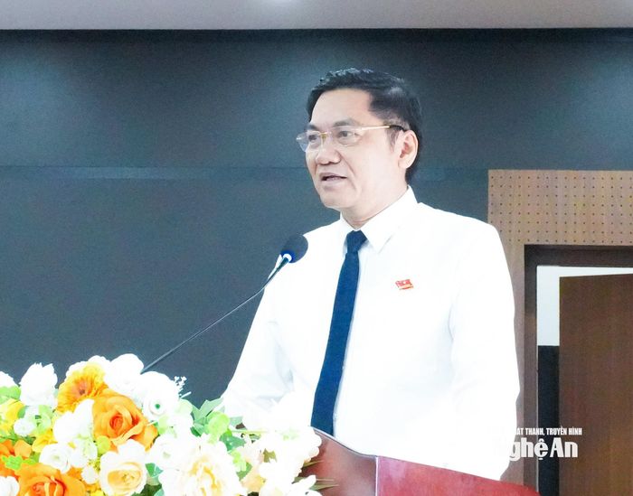 Đồng chí Hoàng Nghĩa Hiếu - Phó Bí thư Thường trực Tỉnh ủy, Chủ tịch HĐND tỉnh phát biểu tại phiên thảo luận tổ. Ảnh: Mai Hoa
