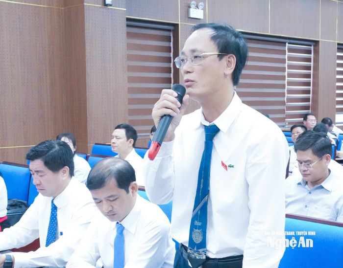 Đại biểu Nguyễn Trường Giang (xã Hưng Nguyên) đề nghị phân rõ thẩm quyền trong quản lý tài nguyên khoáng sản cho cấp xã. Ảnh: Mai Hoa
