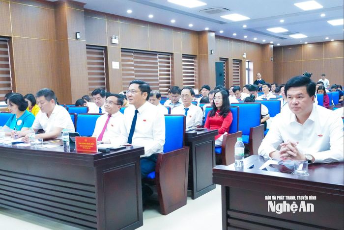 Các đồng chí lãnh đạo tỉnh và các sở, ngành, địa phương tham gia phiên thảo luận tổ. Ảnh: Mai Hoa