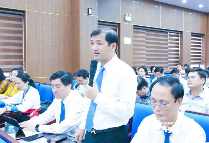 Đại biểu Nguyễn Hoài An (xã Con Cuông) đề nghị có hướng dẫn đối với hoạt động của Trung tâm cung ứng dịch vụ công cấp xã. Ảnh: Mai Hoa