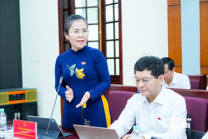 Phó Bí thư Tỉnh ủy Võ Thị Minh Sinh phát biểu tại phiên Thảo luận Tổ 4. Ảnh: T.L