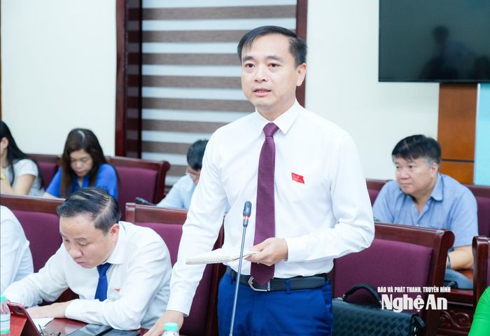 Đại biểu Nguyễn Thế Thân - Chủ tịch UBND phường Vinh Phú phát biểu tại phiên thảo luận Tổ 4. Ảnh: T.L