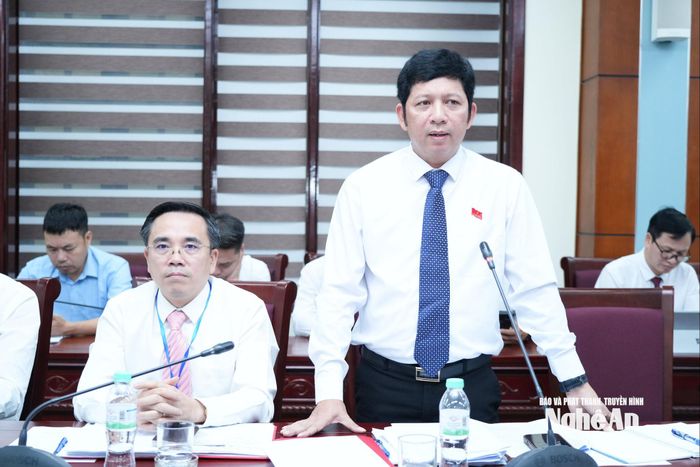 Đại biểu Dương Hoàng Vũ - Bí thư Đảng ủy, Chủ tịch HĐND xã Quỳ Hợp phát biểu tại phiên thảo luận Tổ 4. Ảnh: T.L