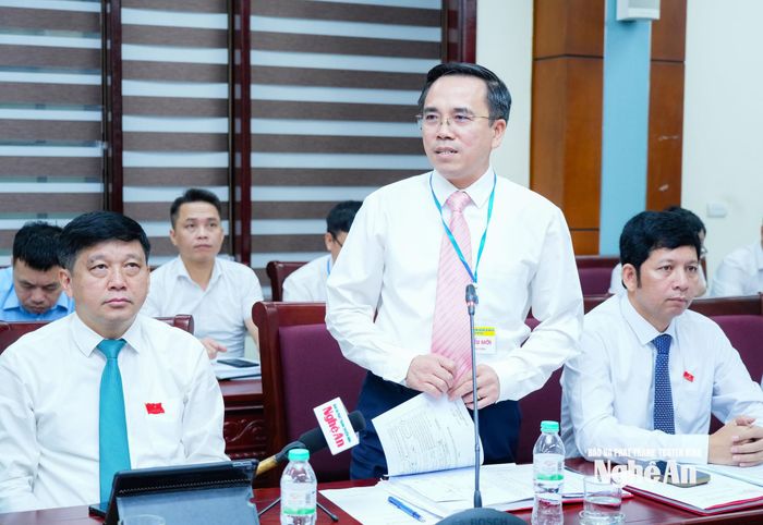 Đại biểu Lê Văn Ngọc - Bí thư Đảng ủy, Chủ tịch HĐND xã Tân Kỳ phát biểu tại phiên thảo luận Tổ 4. Ảnh: T.L