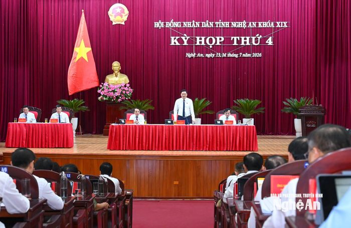 Quang cảnh phiên làm việc chiều 13/7 tại Kỳ họp thứ 4, HĐND tỉnh khóa XIX. Các đồng chí: Hoàng Nghĩa Hiếu - Phó Bí thư Thường trực Tỉnh ủy, Chủ tịch HĐND tỉnh; Dương Đình Chỉnh - Ủy viên Ban Thường vụ Tỉnh ủy, Phó Chủ tịch Thường trực HĐND tỉnh; Nguyễn Như Khôi - Ủy viên Ban Chấp hành Đảng bộ tỉnh, Phó Chủ tịch HĐND tỉnh chủ tọa điều hành kỳ họp. Ảnh: Thành Cường