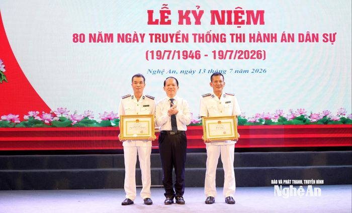 Bộ trưởng Bộ Tư pháp tặng Bằng khen cho 1 tập thể và 1 cá nhân có thành tích xuất sắc. Ảnh: Quang An