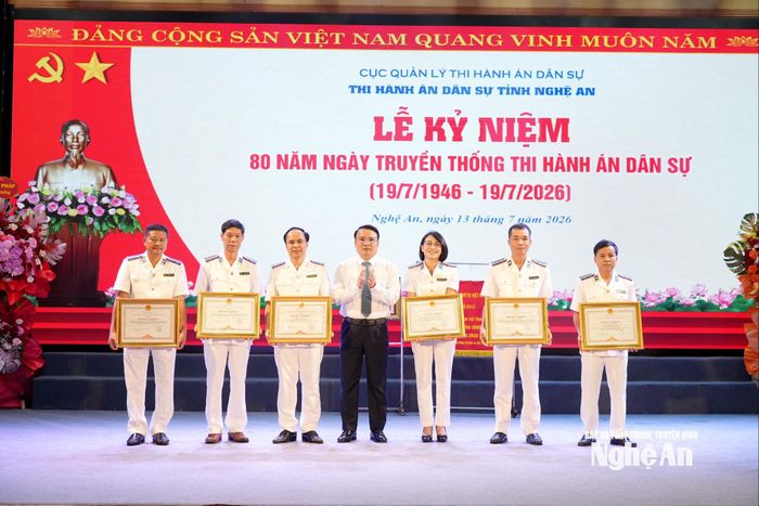 Phó Chủ tịch UBND tỉnh Phùng Thành Vinh tặng Bằng khen cho các tập thể, cá nhân có thành tích xuất sắc. Ảnh: Quang An
