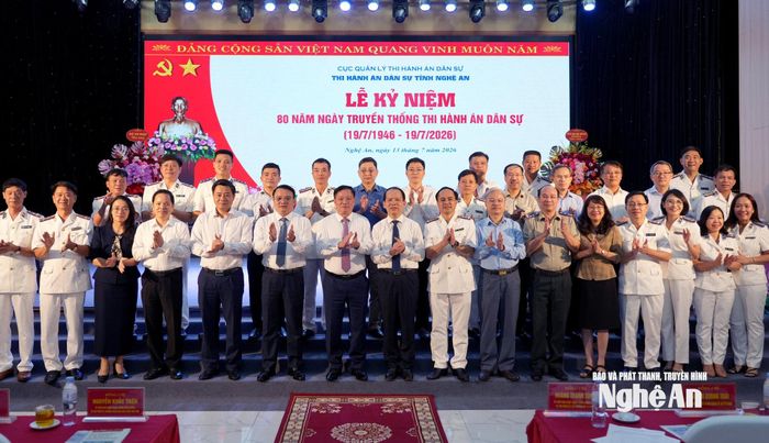 Lãnh đạo Bộ Tư pháp và tỉnh Nghệ An chụp hình lưu niệm với Thi hành án dân sự tỉnh Nghệ An. Ảnh: Quang An