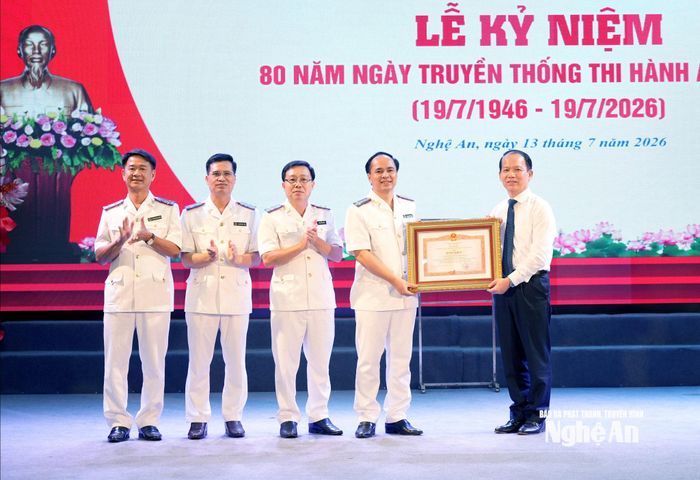 Thừa ủy quyền của Thủ tướng Chính phủ, Bộ trưởng Bộ Tư pháp Hoàng Thanh Tùng trao tặng Bằng khen của Thủ tướng Chính phủ cho Thi hành án dân sự tỉnh Nghệ An. Ảnh: Quang An