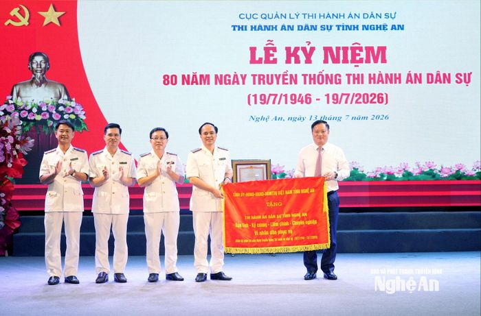 Bí thư Tỉnh ủy Nguyễn Khắc Thận tặng Bức trướng của Tỉnh ủy - HĐND - UBND - UBMTTQ Việt Nam tỉnh Nghệ An cho Thi hành án dân sự tỉnh Nghệ An. Ảnh: Quang An