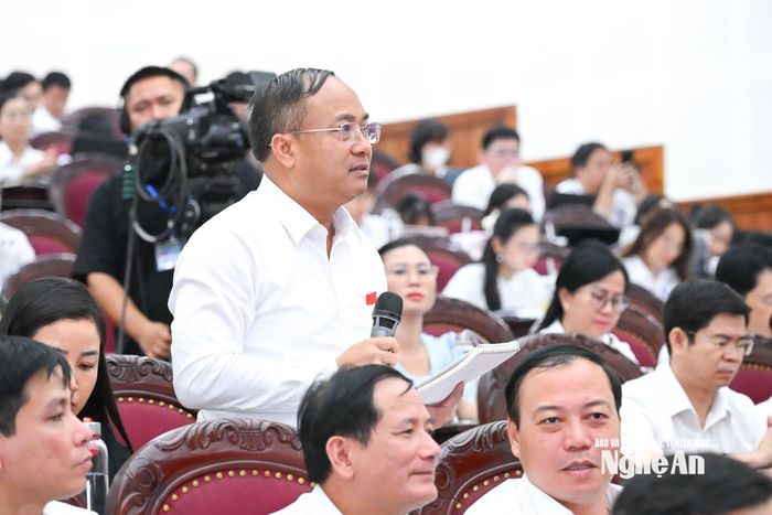 Giám đốc Sở Nội vụ Nguyễn Viết Hưng giải trình về chế độ phụ cấp cho cấp phó các chi đoàn, chi hội. Ảnh: Thành Cường