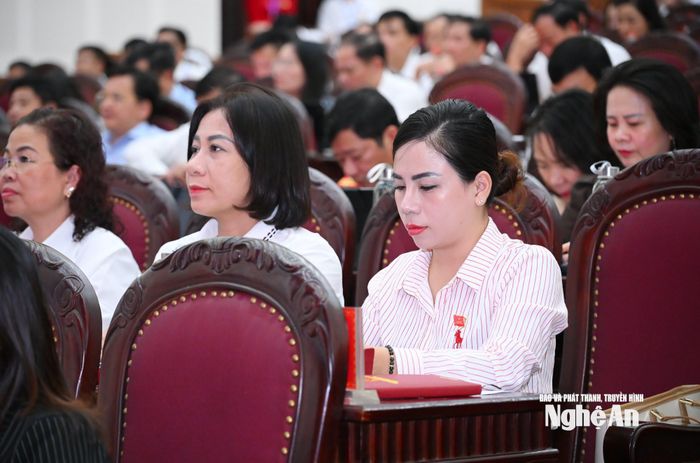 Các đại biểu HĐND tỉnh tại phiên thảo luận ở hội trường. Ảnh: Thành Cường