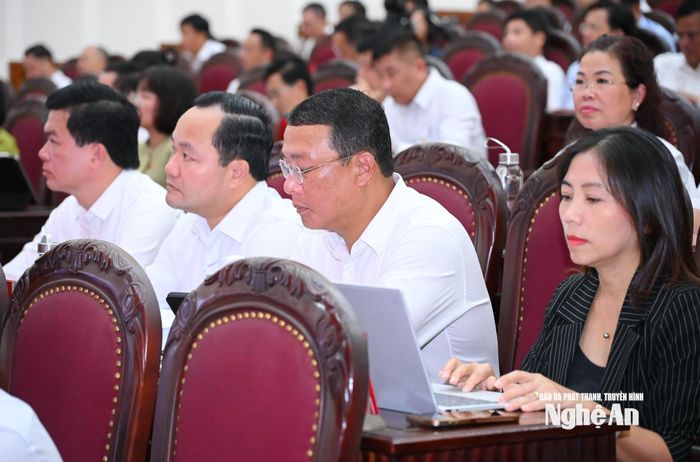 Các đại biểu HĐND tỉnh tại phiên thảo luận tại hội trường. Ảnh: Thành Cường