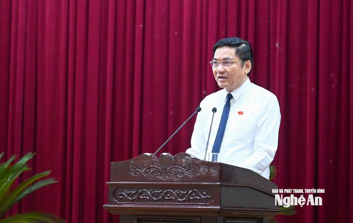 Đồng chí Hoàng Nghĩa Hiếu - Phó Bí thư Thường trực Tỉnh ủy, Chủ tịch HĐND tỉnh phát biểu tổng kết các phiên thảo luận. Ảnh: Thành Cường