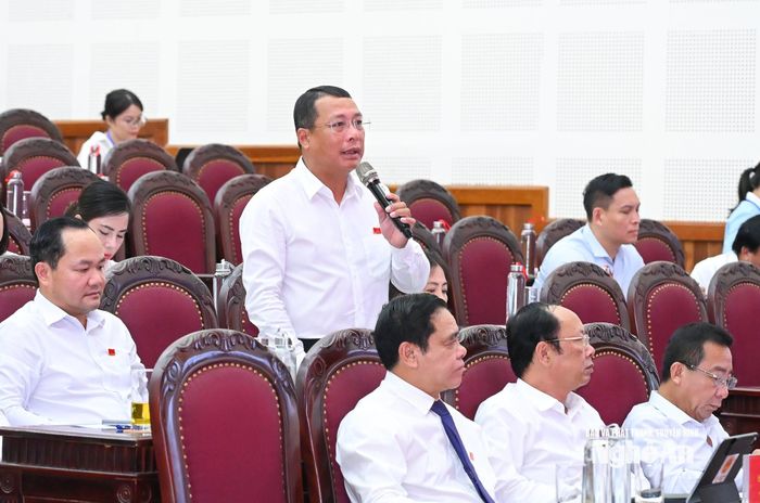 Ủy viên Ban Thường vụ Tỉnh ủy, Giám đốc Sở Xây dựng Phạm Hồng Quang trả lời ý kiến đại biểu.