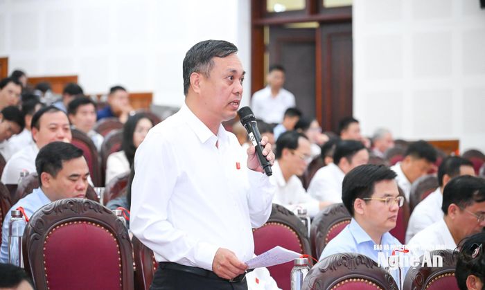 Đại biểu Hoàng Văn Bộ phát biểu ý kiến thảo luận. Ảnh: Thành Cường