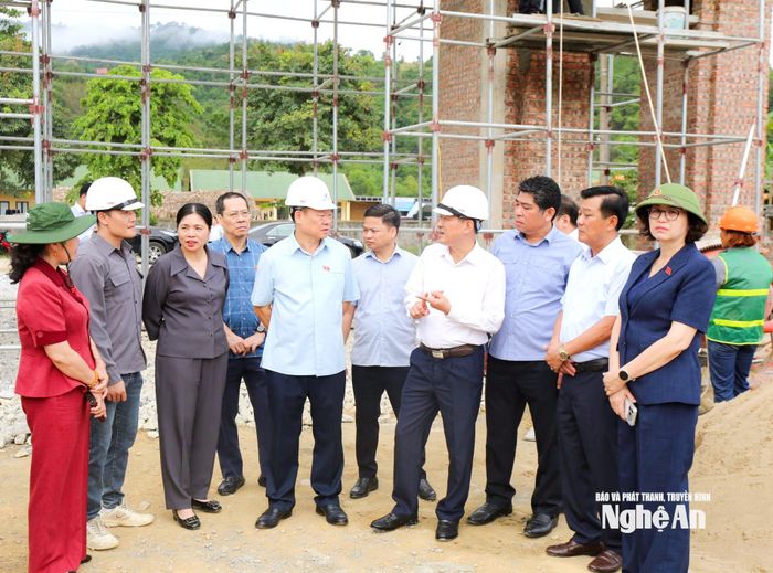 Đoàn công tác kiểm tra tiến độ thi công Trường liên cấp xã Môn Sơn. Ảnh: Bá Hậu