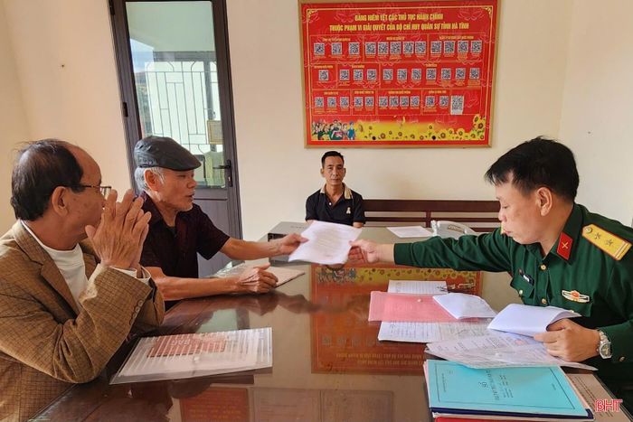 CBCS Cơ quan Bộ CHQS tỉnh luôn nêu cao tinh thần phục vụ và ứng xử văn hóa với Nhân dân.