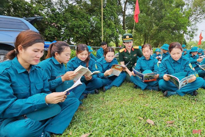 Đưa nền nếp sinh hoạt, văn hóa quân nhân đến với các chiến sĩ dân quân trên thao trường.