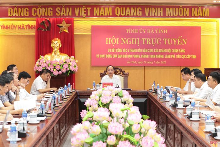  Đồng chí Nguyễn Duy Lâm - Ủy viên Trung ương Đảng, Bí thư Tỉnh ủy, Trưởng đoàn ĐBQH tỉnh, Trưởng ban Chỉ đạo phòng, chống tham nhũng, lãng phí, tiêu cực tỉnh cùng các đại biểu tham dự hội nghị ở điểm cầu Hà Tĩnh. 