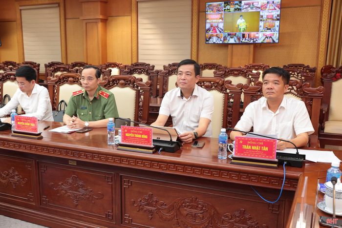 Đồng chí Trần Nhật Tân - Ủy viên BTV Tỉnh ủy, Trưởng ban Nội chính Tỉnh ủy; đồng chí Nguyễn Thành Đồng - Ủy viên BTV Tỉnh ủy, Chủ tịch Ủy ban MTTQ tỉnh và Thiếu tướng Nguyễn Xuân Thao - Ủy viên BTV Tỉnh ủy, Giám đốc Công an tỉnh, tham dự hội nghị ở điểm cầu Hà Tĩnh.