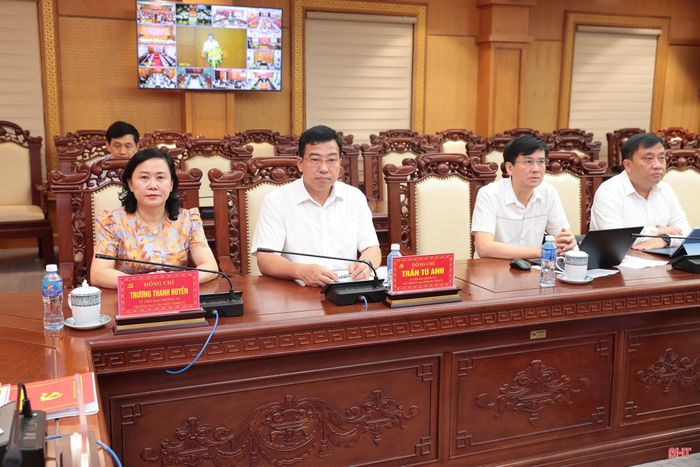 Đồng chí Trương Thanh Huyền - Ủy viên BTV Tỉnh ủy, Trưởng ban Tổ chức Tỉnh ủy; đồng chí Trần Tú Anh - Ủy viên BTV Tỉnh ủy, Chủ nhiệm Ủy ban Kiểm tra Tỉnh ủy cùng các đại biểu tham dự hội nghị ở điểm cầu Hà Tĩnh.