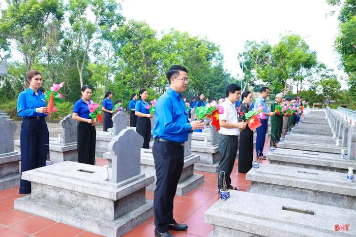 Hướng về tháng Bảy tri ân, cùng với các công trình an sinh và tu bổ di tích, tuổi trẻ Hà Tĩnh đồng loạt ra quân thực hiện nhiều hoạt động ý nghĩa như vệ sinh môi trường, chỉnh trang nghĩa trang, tượng đài liệt sĩ, chăm sóc phần mộ các anh hùng liệt sĩ và thăm hỏi, giúp đỡ các gia đình chính sách...