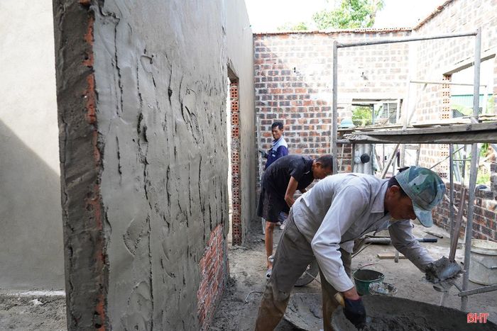 Cùng hoàn cảnh khó khăn, gia đình bà Mai Thị Trâm (xã Hồng Lộc) cũng được hỗ trợ hơn 70 triệu đồng từ Quỹ "Vì người nghèo" của tỉnh và đóng góp của địa phương để xây nhà nghĩa tình cho con gái Nguyễn Thị Trang (nạn nhân chất độc da cam gián tiếp). Sau hơn 2 tháng thi công, công trình đã hoàn thành gần 80% khối lượng. Những ngày này, cán bộ, đoàn viên và người dân địa phương đang tích cực hỗ trợ ngày công, góp phần đẩy nhanh tiến độ.