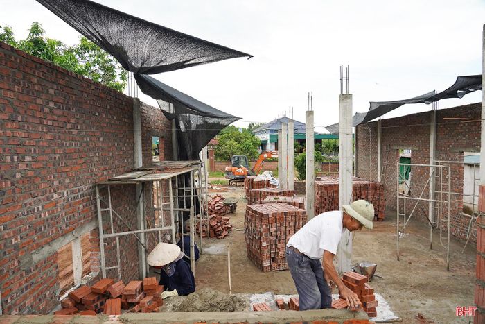 Sau hơn 1 tháng thi công, đến nay, ngôi nhà của gia đình ông Thanh đã hoàn thành khoảng 70% khối lượng. Tranh thủ thời tiết thuận lợi, đơn vị thi công đang đẩy nhanh tiến độ để sớm bàn giao, giúp gia đình ổn định cuộc sống trong căn nhà mới.