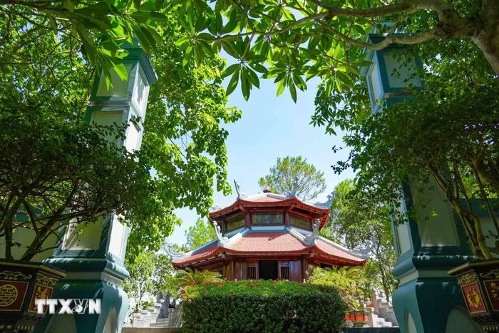 Không gian thanh bình tại khu vực Đền thờ cố Tổng Bí thư Lê Duẩn trên hồ Kẻ Gỗ. (Ảnh: Hữu Quyết/TTXVN)