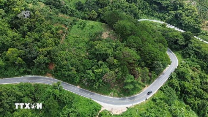 Đèo Ngoạn Mục nổi tiếng với những khúc cua ngoằn ngoèo hiểm trở. (Ảnh: Nguyễn Huy Thành/TTXVN)