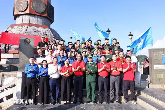 Các đại biểu tham dự Lễ chào cờ Chặng 3 - Hành trình “Tôi yêu Tổ quốc tôi” năm 2026 tại Cột cờ Quốc gia Lũng Cú. (Ảnh: Minh Đức/TTXVN)