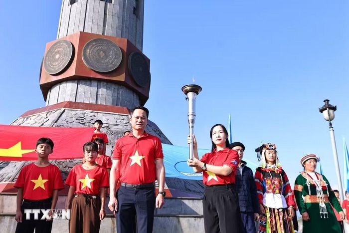 Đồng chí Nguyễn Kim Quy, Bí thư Ban Chấp hành Trung ương Đoàn, Phó Chủ tịch thường trực Trung ương Hội Liên hiệp Thanh niên Việt Nam trao ngọn đuốc của Hành trình cho đồng chí Dương Minh Nguyệt, Tỉnh ủy viên, Bí thư tỉnh đoàn, Chủ tịch Hội Liên hiệp thanh niên Việt Nam tỉnh Tuyên Quang. (Ảnh: Minh Đức/TTXVN)