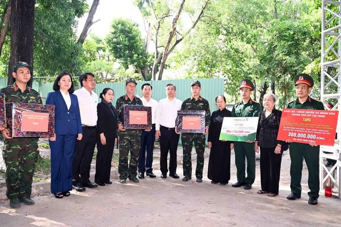 Lãnh đạo Ủy ban Mặt trận Tổ Quốc Việt Nam Thành phố Hồ Chí Minh trao tặng quà động viên các lực lượng làm nhiệm vụ tìm kiếm, quy tập hài cốt liệt sỹ và xác minh danh tính hài cốt liệt sỹ tại công viên Lê Thị Riêng. (Ảnh: Xuân Khu/TTXVN)