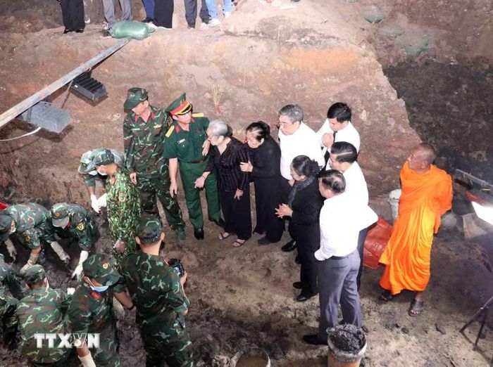 Đại diện Đoàn đại biểu Ủy ban Mặt trận Tổ quốc Việt Nam Thành phố Hồ Chí Minh thăm và động viên các lực lượng làm nhiệm vụ tại khu vực khai quật hài cốt liệt sỹ. (Ảnh: Xuân Khu/TTXVN)