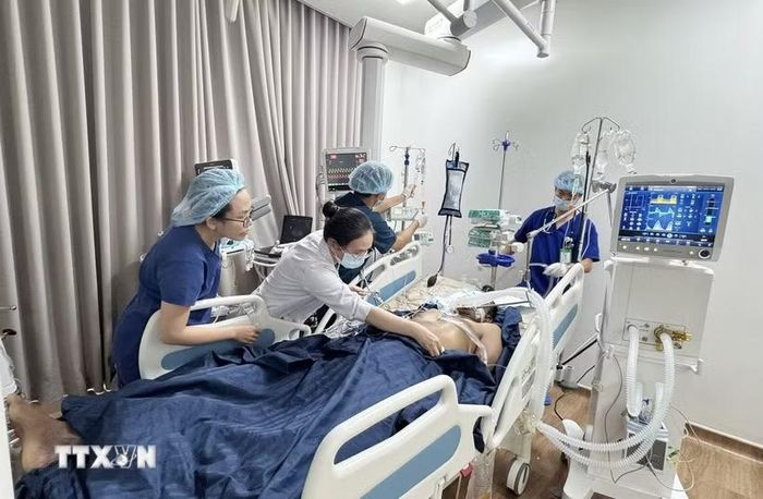 Bác sỹ Bệnh viện Chợ Rẫy phối hợp cùng bác sỹ Bệnh viện Mặt trời Phú Quốc điều trị tích cực cho nạn nhân vụ lật canô ở Phú Quốc. (Ảnh: TTXVN phát)