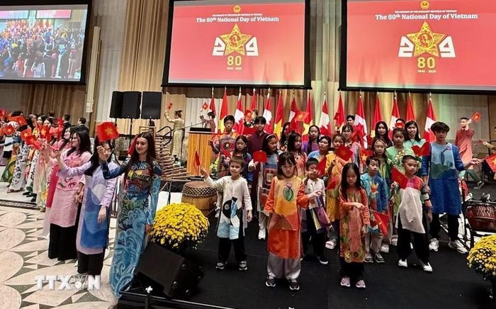 Học sinh, sinh viên người Việt tại Ottawa trình diễn thời trang Áo dài Việt Nam. (Ảnh: Thanh Hải/PV TTXVN tại Canada)