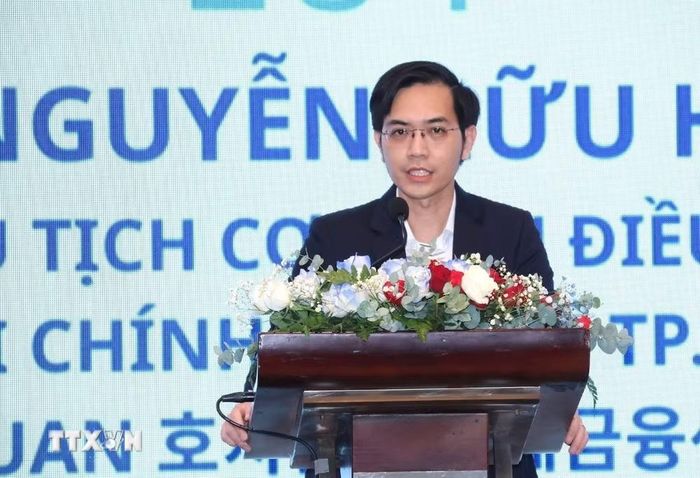 Phó giáo sư, tiến sỹ Nguyễn Hữu Huân, Phó Chủ tịch Cơ quan điều hành Trung tâm Tài chính quốc tế Việt Nam tại Thành phố Hồ Chí Minh phát biểu tại Diễn đàn. (Ảnh: Hứa Chung/TTXVN)