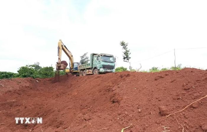 Dự án cao tốc Bảo Lộc-Liên Khương (khu vực Bảo Lộc-Đà Lạt, Lâm Đồng) có nhu cầu rất lớn về đất đắp, vật liệu san lấp với tổng khối lượng hàng triệu tấn. (Ảnh: Nguyễn Dũng/TTXVN)
