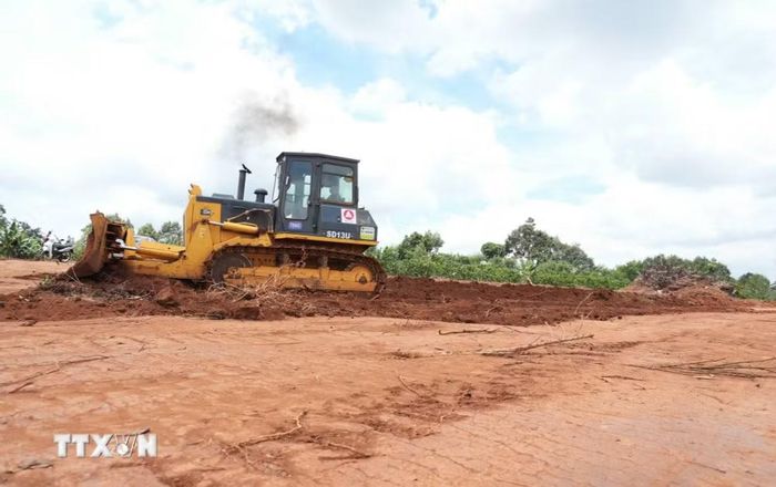 Đơn vị thi công triển khai các hạng mục san lấp mặt bằng tại dự án cao tốc Bảo Lộc-Liên Khương sau hơn 1 năm khởi công. (Ảnh: Nguyễn Dũng/TTXVN)