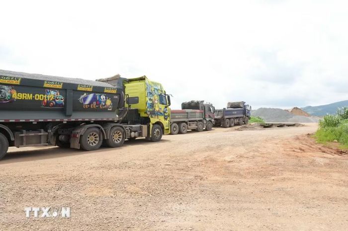 Các phương tiện chờ vào điểm tập kết vật liệu xây dựng tại Dự án sửa chữa đường cất hạ cánh, đường lăn - Cảng hàng không quốc tế Liên Khương (xã Đức Trọng). (Ảnh: Nguyễn Dũng/TTXVN)