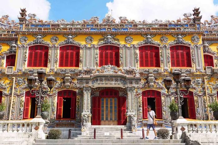 Trên mái và mặt trước điện Kiến Trung, Đại Nội Huế có nhiều linh vật rồng tinh xảo, biểu trưng quyền lực tối cao và sự thịnh vượng. (Ảnh: Nguyên Lý/TTXVN)