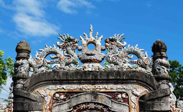 Linh vật rồng (long) tinh xảo trên di sản Huế, biểu trưng quyền lực tối cao và sự thịnh vượng. (Ảnh: Nguyên Lý/TTXVN)