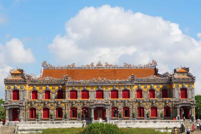Trên mái và mặt trước Điện Kiến Trung, Đại Nội Huế có nhiều linh vật rồng (long) tinh xảo, biểu trưng quyền lực tối cao và sự thịnh vượng. (Ảnh: Nguyên Lý/TTXVN)