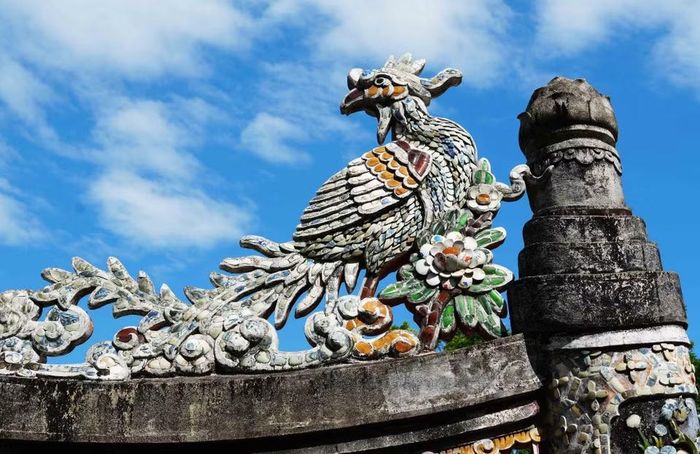 Linh vật chim phượng (phụng) tinh xảo trên di sản Huế, biểu trưng cho sự cao quý và vẻ đẹp. (Ảnh: Nguyên Lý/TTXVN)