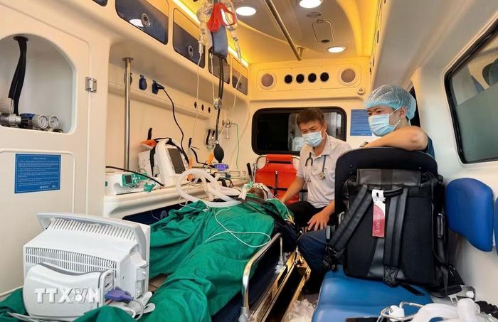 Nạn nhân được đưa về đến Bệnh viện Chợ Rẫy điều trị. (Ảnh: TTXVN phát)